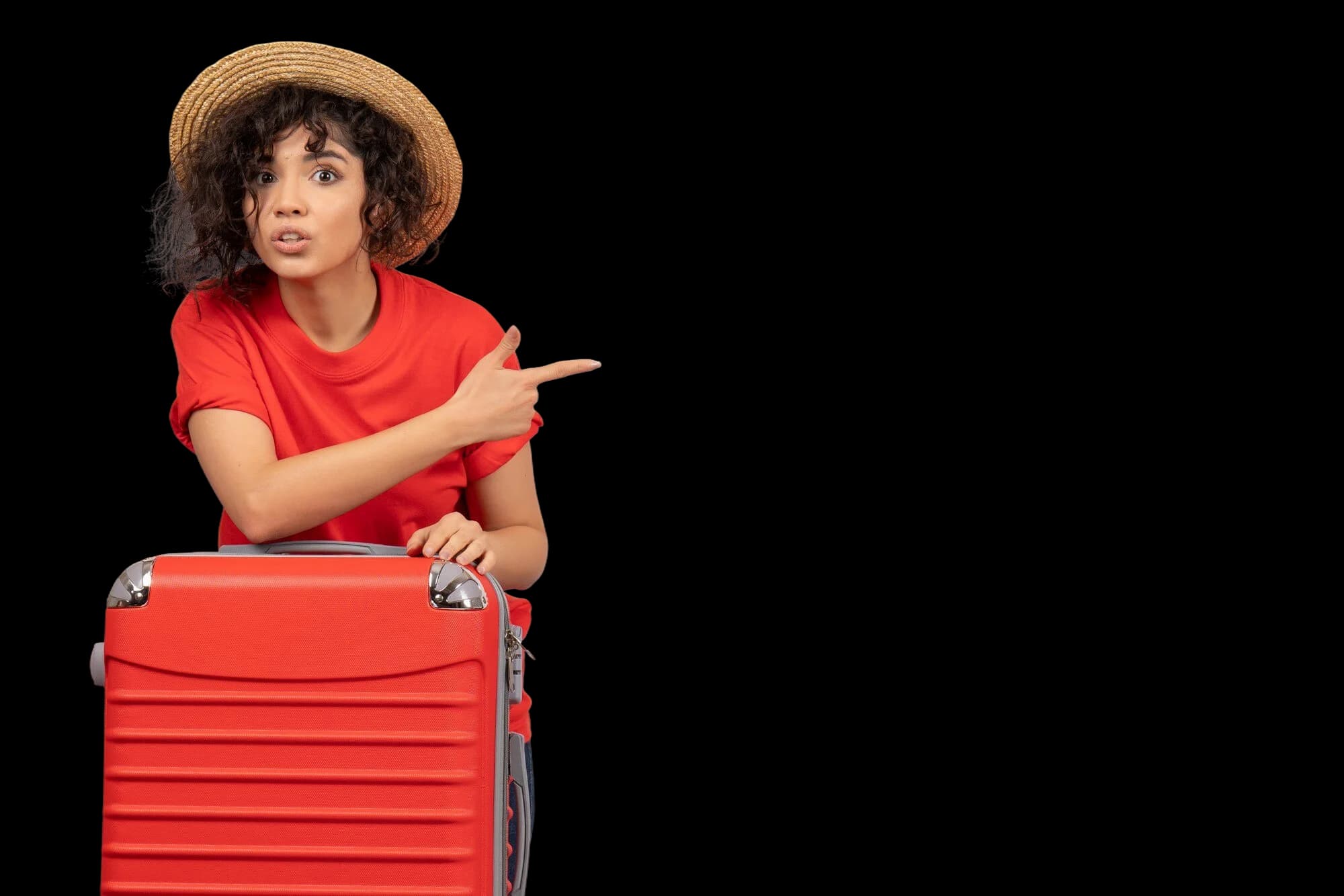 Voyageuse avec valise pointant la destination